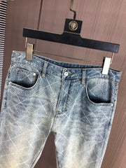 Light-colored denim 9-point pants