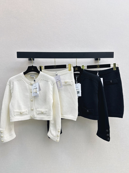 Temperamental knitted suit