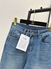 Versatile, minimalist, casual flared jeans.