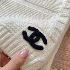 Double-sided jacquard knit scarf
