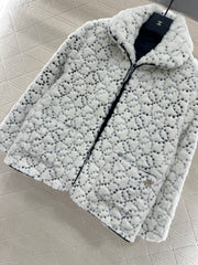 Short, single-breasted coat with a turn-down collar and fur trim