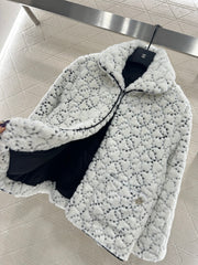 Short, single-breasted coat with a turn-down collar and fur trim