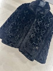 Short, single-breasted coat with a turn-down collar and fur trim
