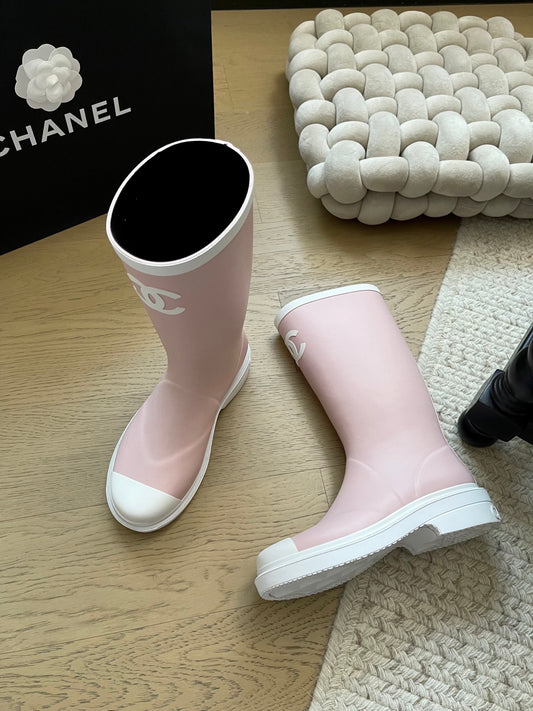 Seamless rain boots