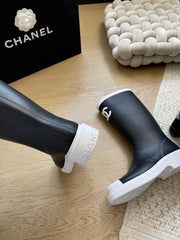 Seamless rain boots