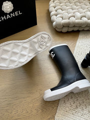 Seamless rain boots