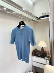 Lightweight and slimming round neck short-sleeved knitwear