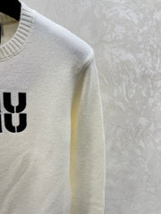 Color-blocked lettered crew neck knit long-sleeved top
