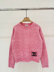Sweater with small pockets at the hem