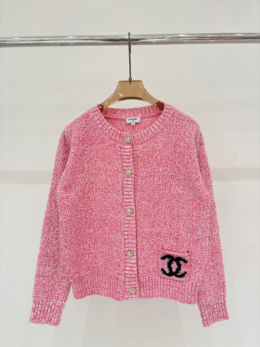 cardigan with small pockets at the hem