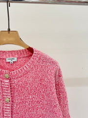 cardigan with small pockets at the hem