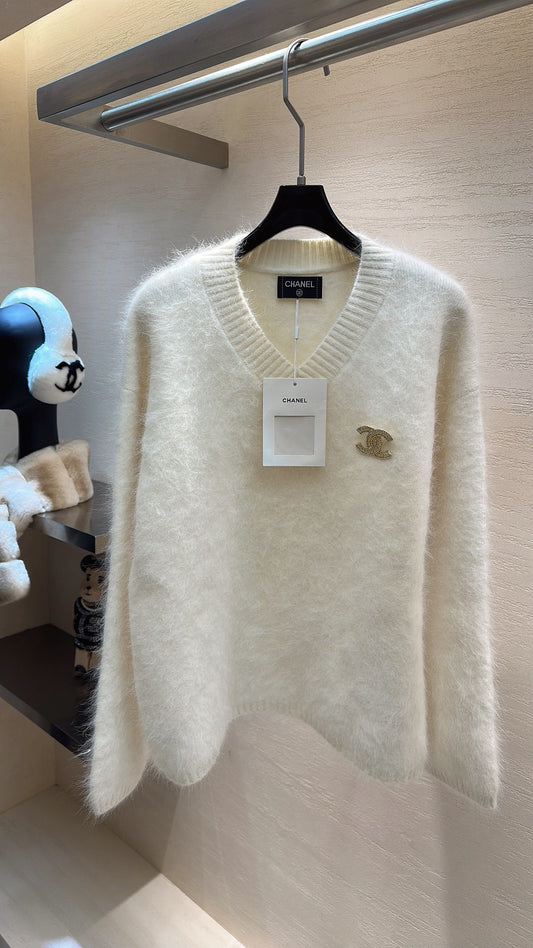 Sheep wool V-neck sweater