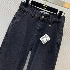 Straight-leg jeans with embroidered knees
