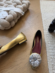 Camellia-patterned flats