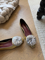 Camellia-patterned flats