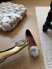 Camellia-patterned flats