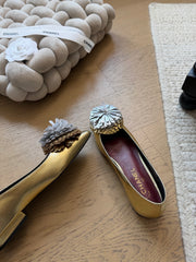 Camellia-patterned flats