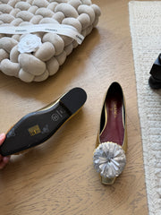 Camellia-patterned flats