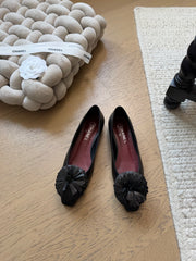 Camellia-patterned flats