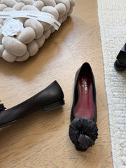 Camellia-patterned flats