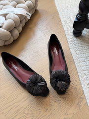 Camellia-patterned flats