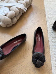 Camellia-patterned flats