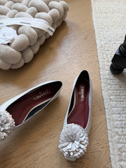 Camellia-patterned flats