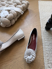 Camellia-patterned flats