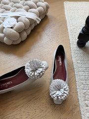 Camellia-patterned flats