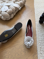 Camellia-patterned flats