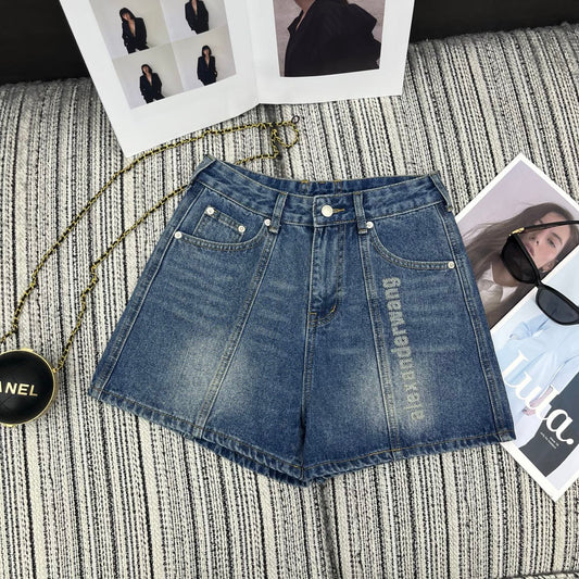 Classic mid-high waist short