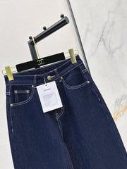 Versatile, minimalist casual jeans