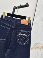 Versatile, minimalist casual jeans