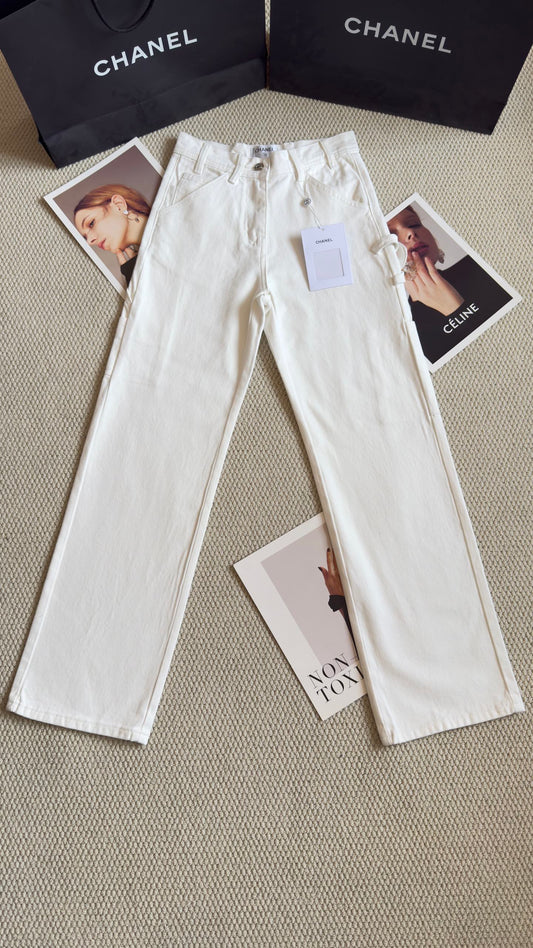 Versatile, minimalist casual jeans