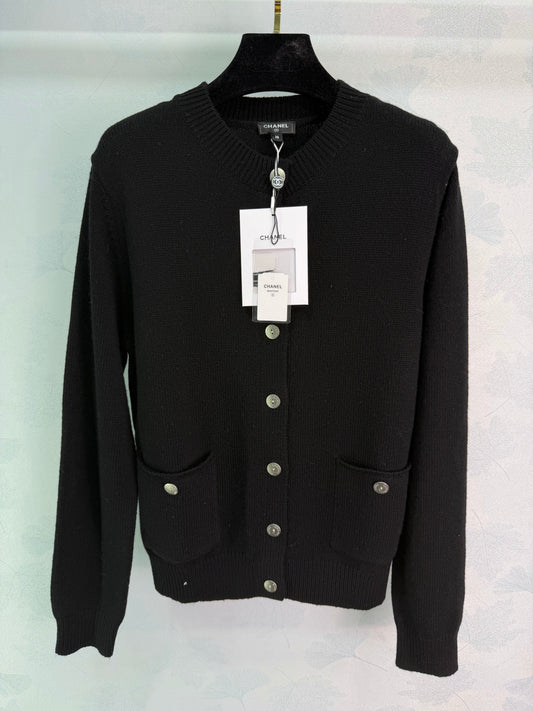 Double-pocket crew neck knit cardigan