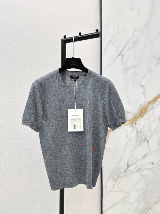 Warm-toned knit short-sleeved top