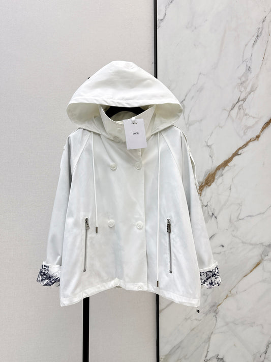 Loose-fitting trench coat