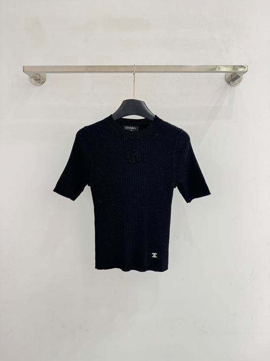 Short-sleeved knit top