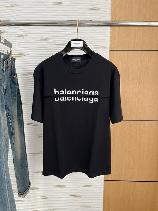 Simple and trendy short-sleeved shirt