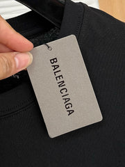 Simple and trendy short-sleeved shirt