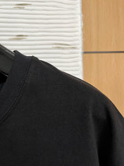 Simple and trendy short-sleeved shirt