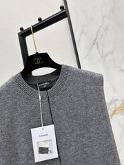 Color-blocked V-neck knit vest