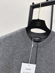 Color-blocked V-neck knit vest