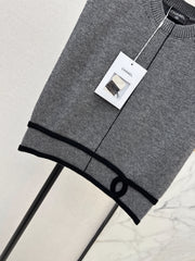 Color-blocked V-neck knit vest