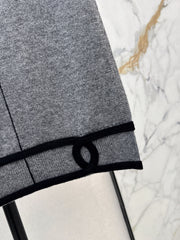 Color-blocked V-neck knit vest