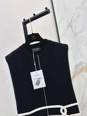 Color-blocked V-neck knit vest