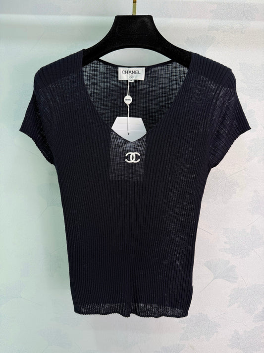 V-neck knit short-sleeved top