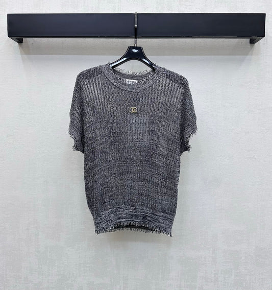 Raw-edged short-sleeved knit top