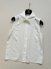 Minimalist French-style sleeveless shirt