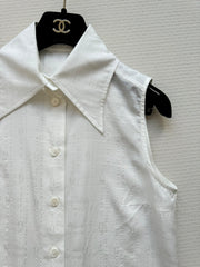 Minimalist French-style sleeveless shirt
